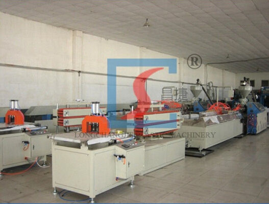 Twin Screw Extruder kayu plastik ekstrusi baris untuk langit-langit Panel
