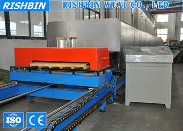 Logam Permukaan Glass Wool &amp; PU Sandwich Mesin Panel dengan Non - berhenti Cutting